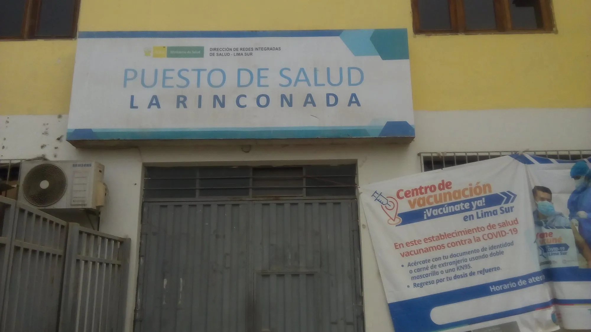 The front of the La Rinconada health post with a vaccination poster